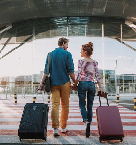 Paar mit Koffern am Flughafen
