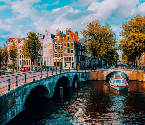 Blick auf eine Gracht und Häuser in Amsterdam, Niederlande