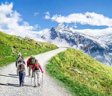 Menschen beim Wandern in der Schweiz