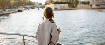 Frau bei einer Flusskreuzfahrt