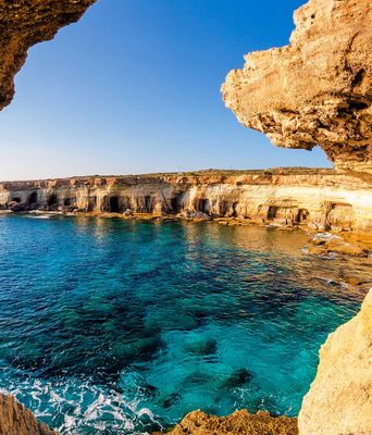 Felsige Küste bei Ayia Napa mit natürlichem Felsbogen und türkisfarbenem Meer