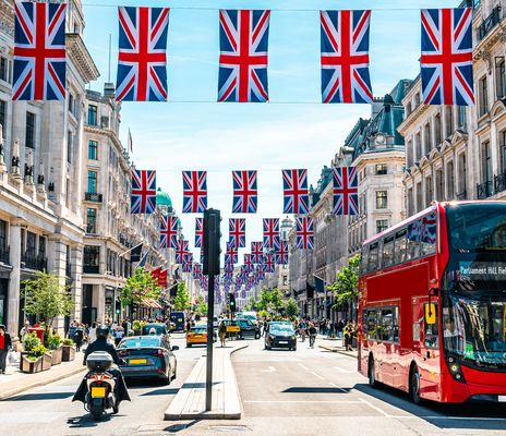 Oxford Street in London mit Union Jack Fahnen und rotem Doppeldeckerbus