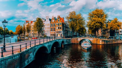 Boot auf einer Gracht in Amsterdam