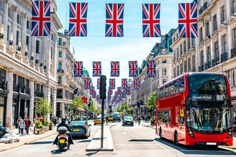 Roter Bus und London Flaggen