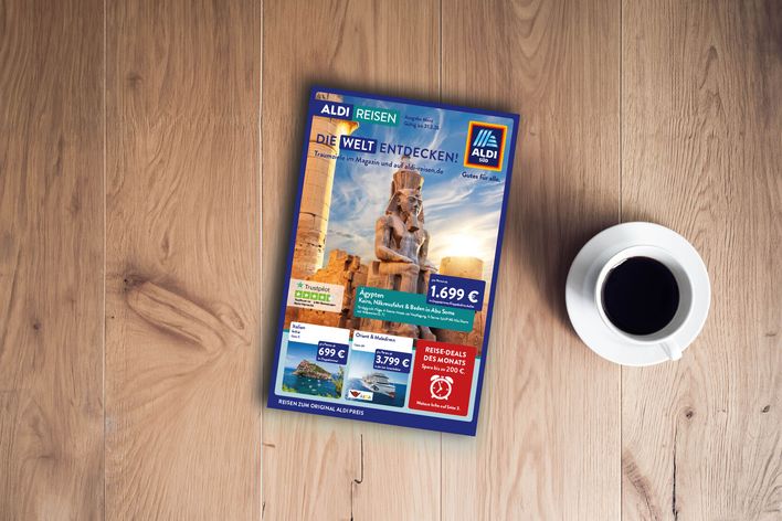 ALDI-Reisemagazin Titelblätter der Ausgabe Süd März 2026 auf Holztisch liegend