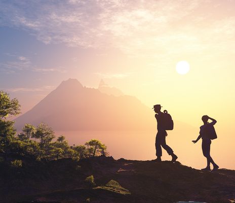 Paar wandert im Sonnenuntergang