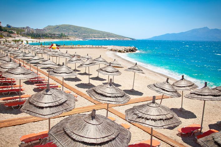 Mango Beach in Saranda mit Liegen und Badebereich am Ionischen Meer