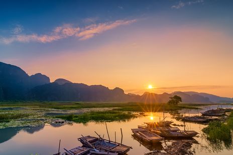 Boote im Sonnenuntergang in der Region Ninh Binh in Vietnam