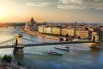 Blick auf die Kettenbrücke und die Donau in Budapest bei Sonnenuntergang