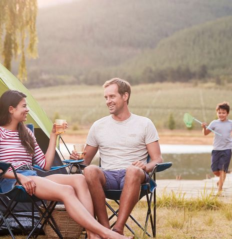 Familie auf dem Campingplatz