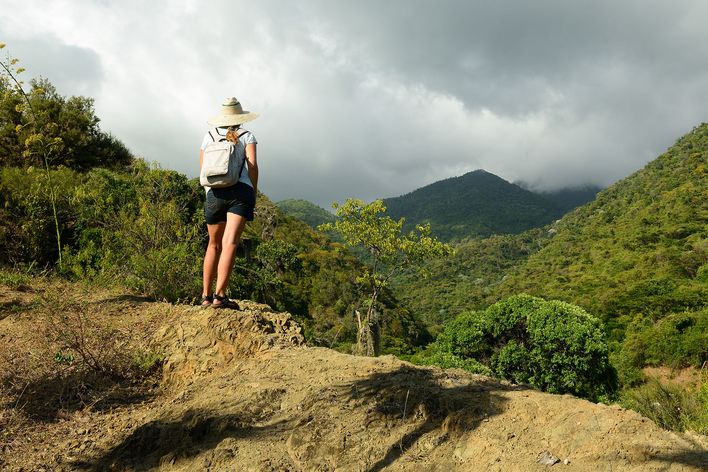 Frau beim Wandern in der Sierra Meastra