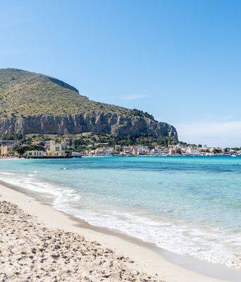 Sandstrand bei Mondello mit flachem Einstieg ins Meer