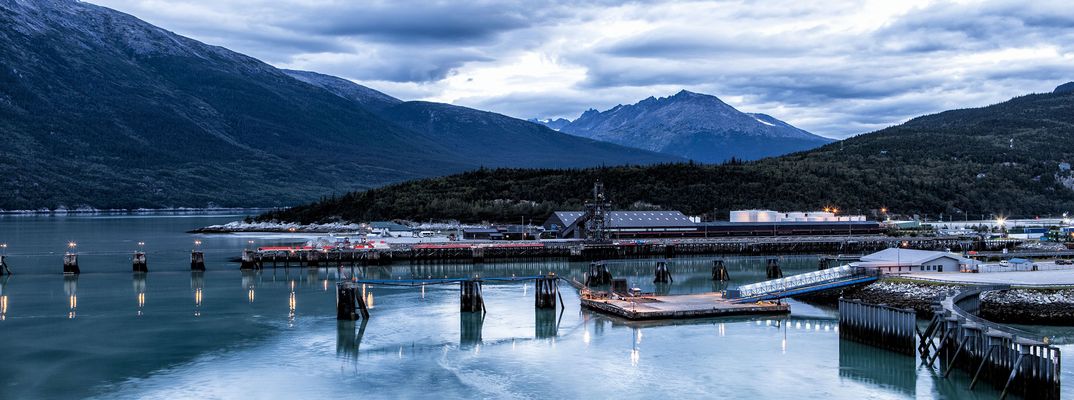 Panoramablick auf Hafenlandschaft in Skagway mit Steg, Booten und Bergen