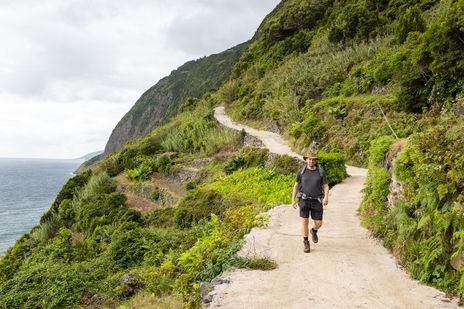 Mann beim Wandern auf Sao Jorge