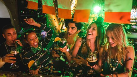 Menschen feiern den St. Patricks Day in Irland