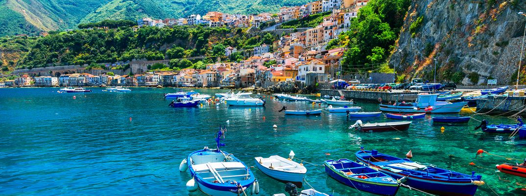 Blick auf das Dorf Scilla mit Booten auf türkisblauem Meer. Italien Kalabrien