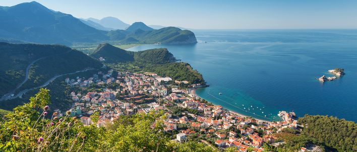 Blick auf die Stadt Petrovac na Moru in Montenegro