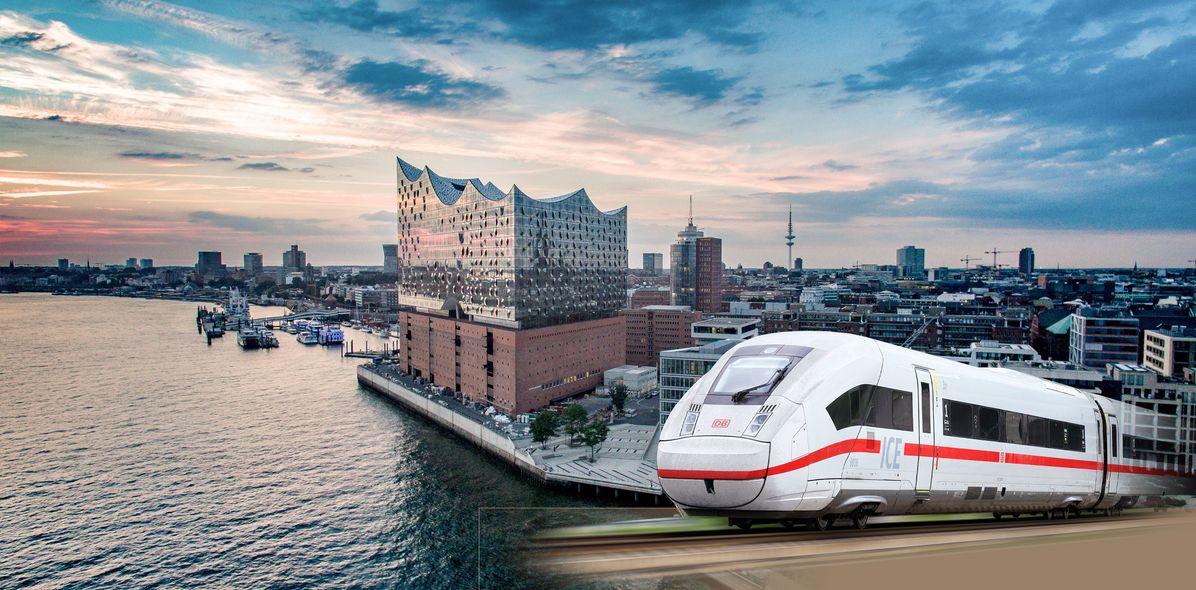 Panoramabild vom Hamburger Hafen mit Blick auf die Elbphilharmonie und einem eingefügten ICE im Vordergrund 