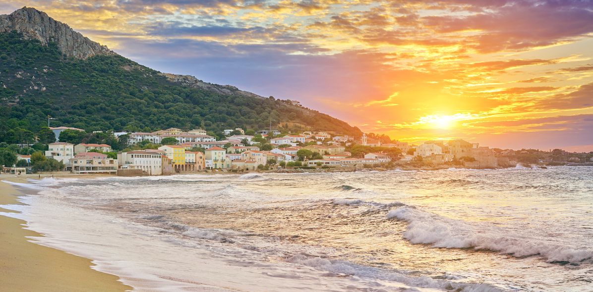 Sonnenuntergang am Strand von Korsika