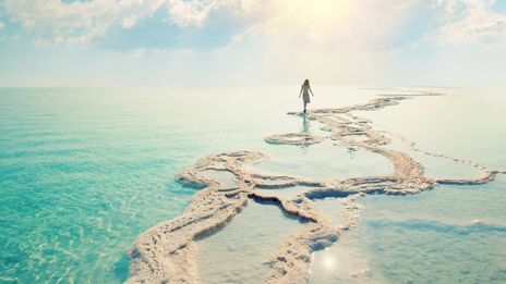 Frau am Toten Meer