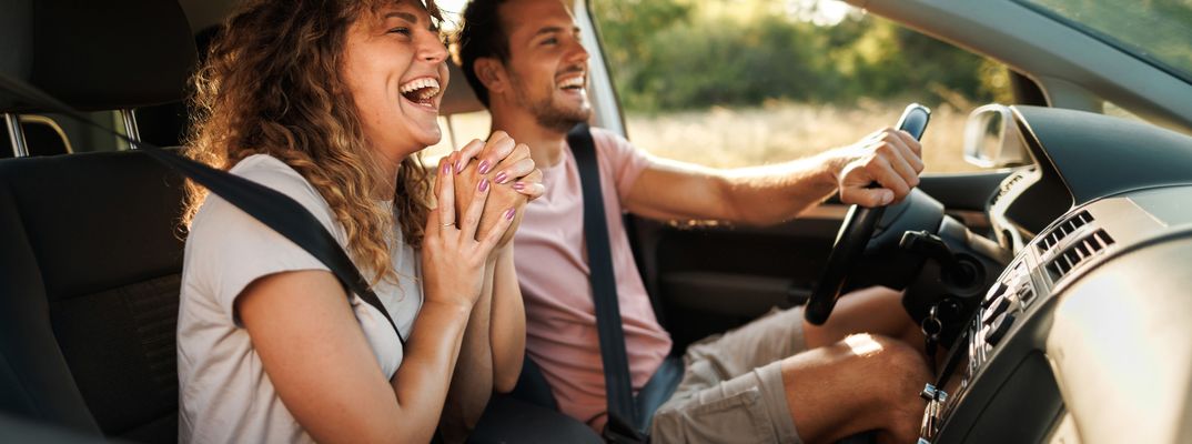 Paar gemeinsam im Auto