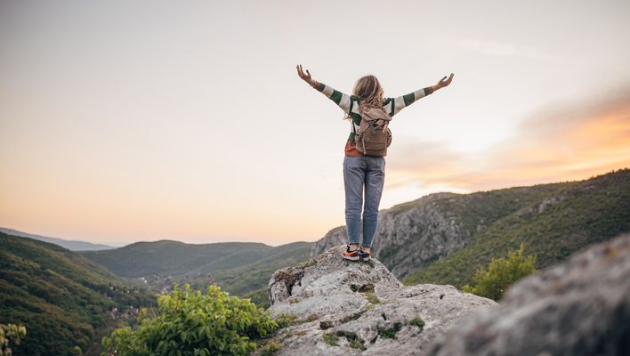 Frau in den Bergen beim Wandern