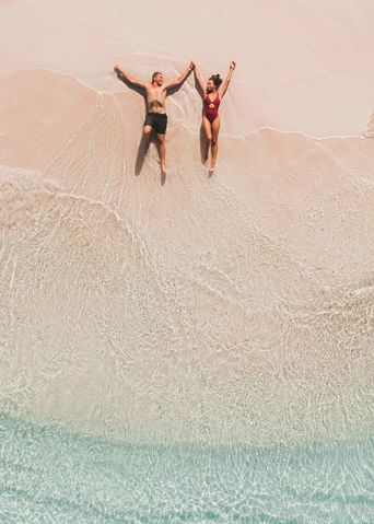 Paar liegt im Strand am Meer
