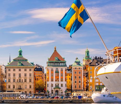 Blick auf Stockholm Häuser und Flagge