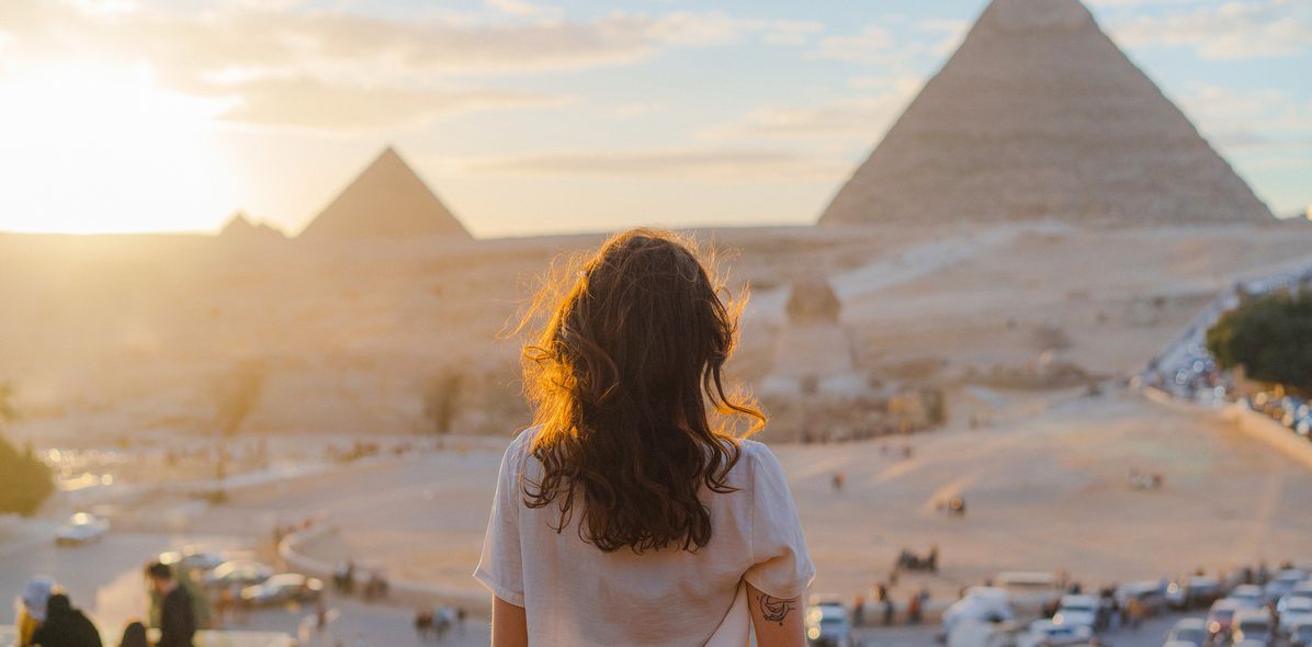 Frau blickt auf Pyramiden von Gizeh