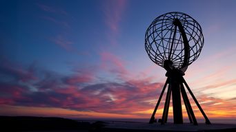 Der markante Globus des Nordkaps während der Abenddämmerung in Norwegen