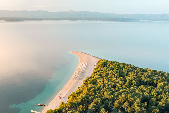 Luftaufnahme vom Strand Zlatni Rat auf der Insel Brac