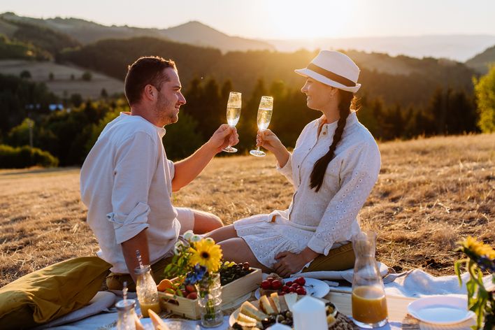 Ein Paar genießt ein Picknick mit Wein