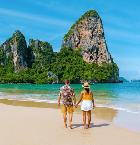 Paar spaziert am Strand von Krabi