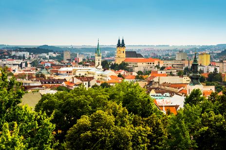 Panoramablick auf Nitra mit Altstadt, Kathedrale und grünen Hügeln