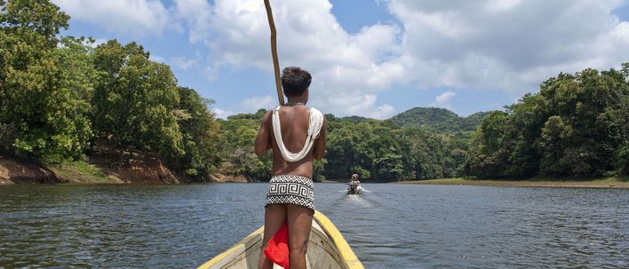 Einheimischer auf Bootsfahrt entlang des Panamakanals