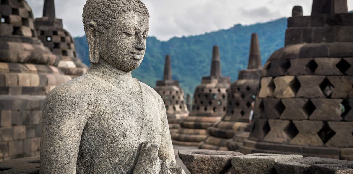 Blick auf einen Buddha und die Tempel 
