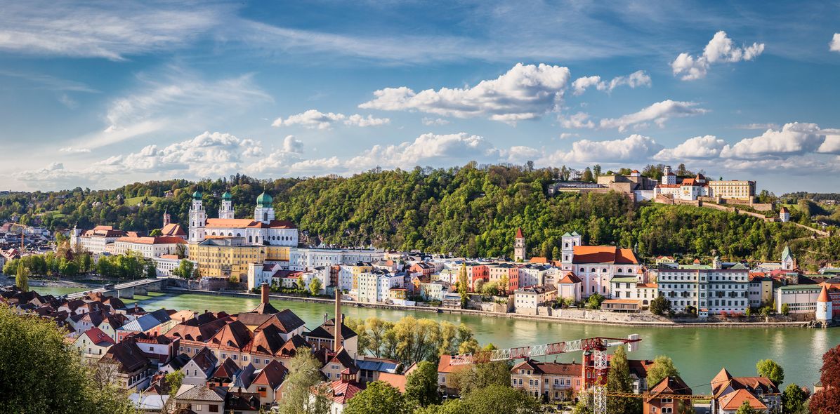 Blick auf die Stadt Passau mit blauem Himmel