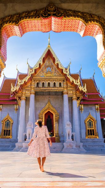 Eine Frau in Bangkok vor einem Tempel