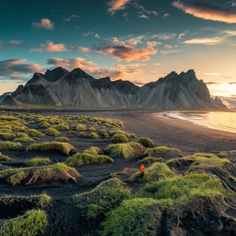 Mensch am schwarzen Strand Stokksnes in Island