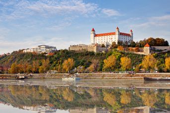 Panoramablick auf die Burg Bratislava über der Donau in Herbstfarben