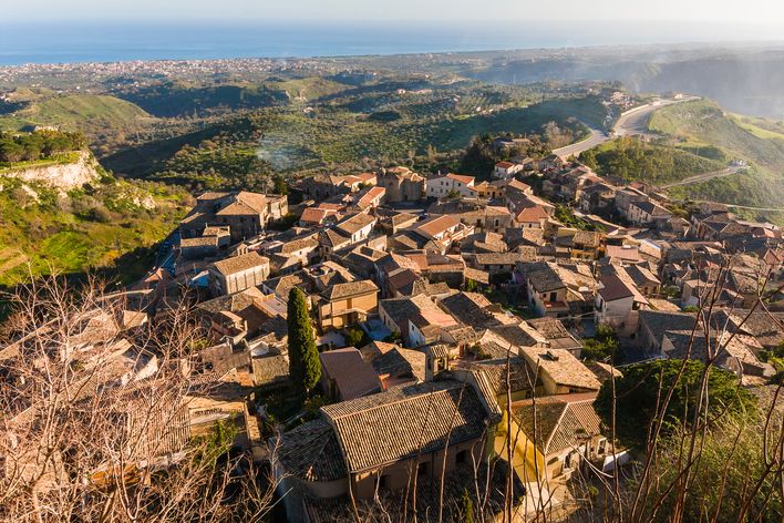 Blick auf das Dorf Gerace in Kalabrien