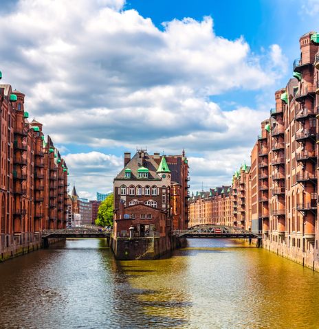 Speicherstadt in der Hansestadt Hamburg mit der Elbe und Wolken, Deutschland