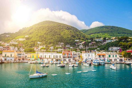 Hafen von Ischia Porto mit vielen Booten, Italien