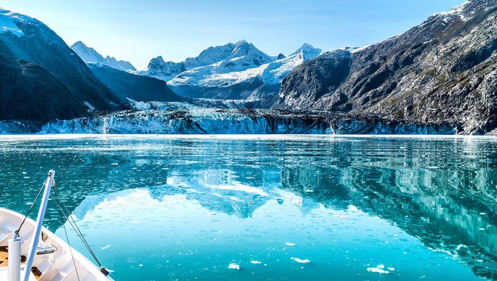 Spiegelnder John Hopkins Glacier umringt von einer Berglandschaft