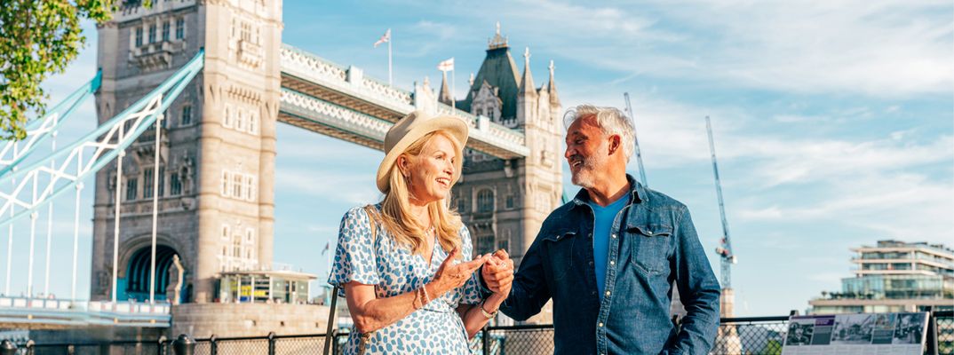Paar vor der Tower Bridge in London