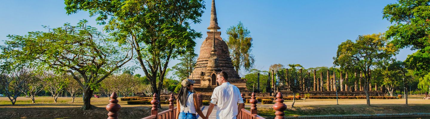 Paar vor Tempel in Sukhothai