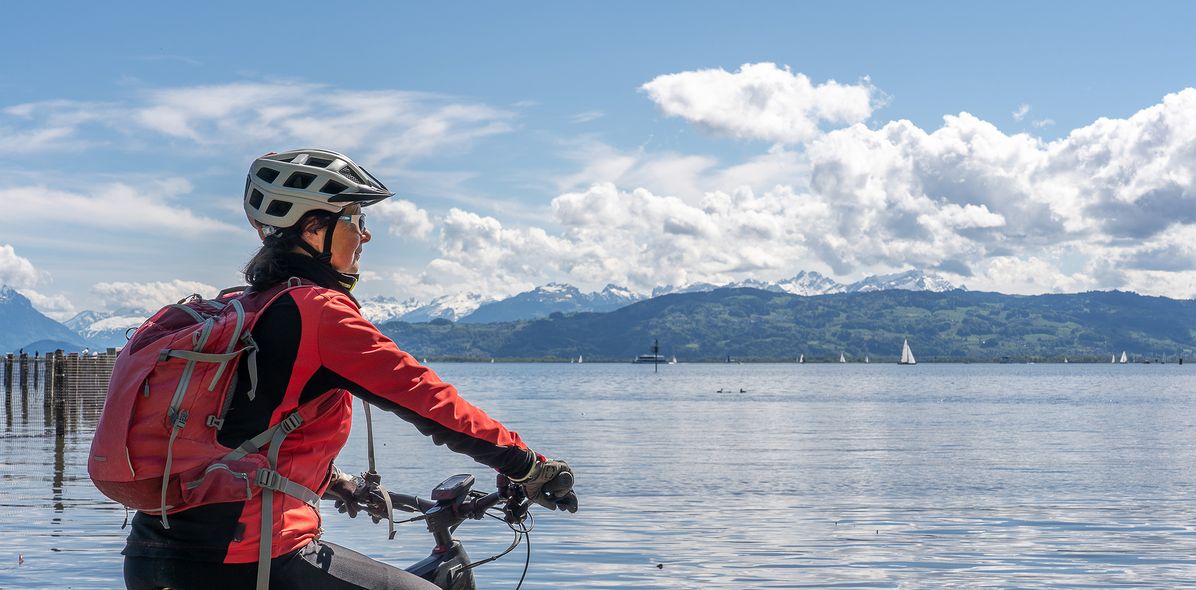 Frau mit Fahrrad am Bodensee