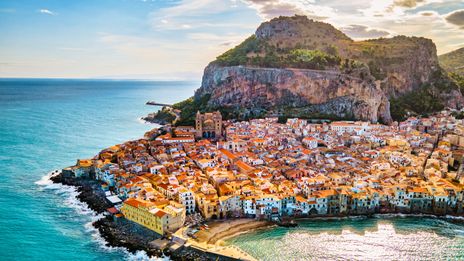 Blick auf Cefalu auf Sizilien