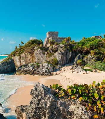 Küste von Tulum mit Maya-Ruinen auf Klippe über dem türkisfarbenem Meer