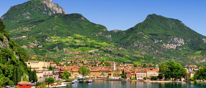 Blick auf Riva del Garda am Gardasee in Italien